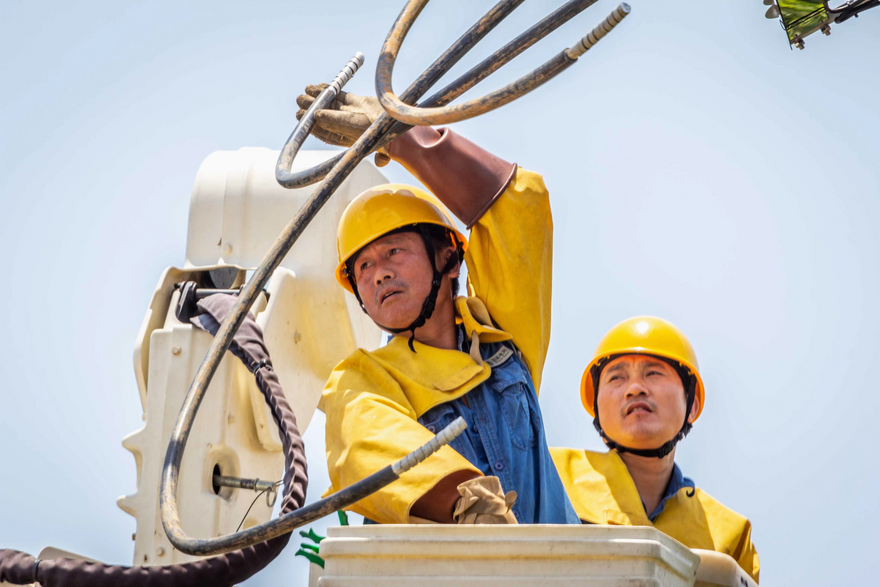State Grid Yingtan Power Supply Company Conduct Live-line Maintenance in Summer Heat to Ensure Resid