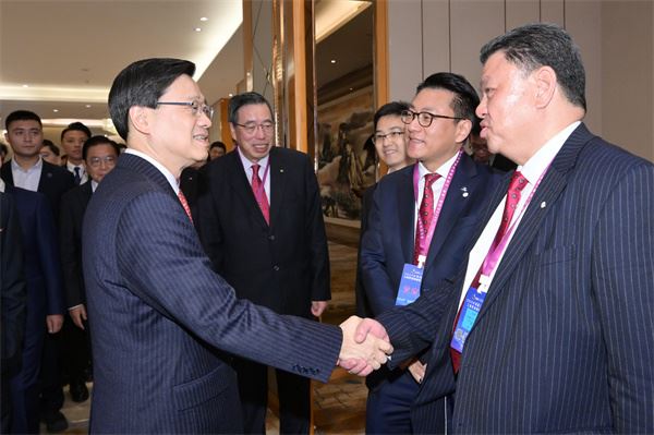 李家超與肖亞非會面　就推動港莞合作及大灣區發展機遇交流意見