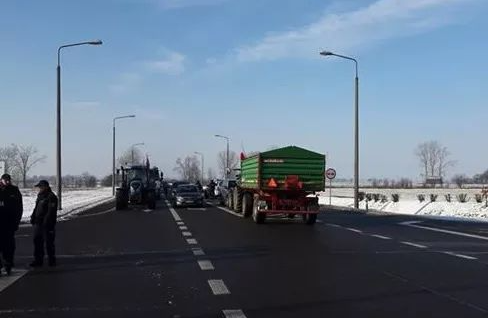 法媒：波兰农民封锁边境检查站抗议乌农产品