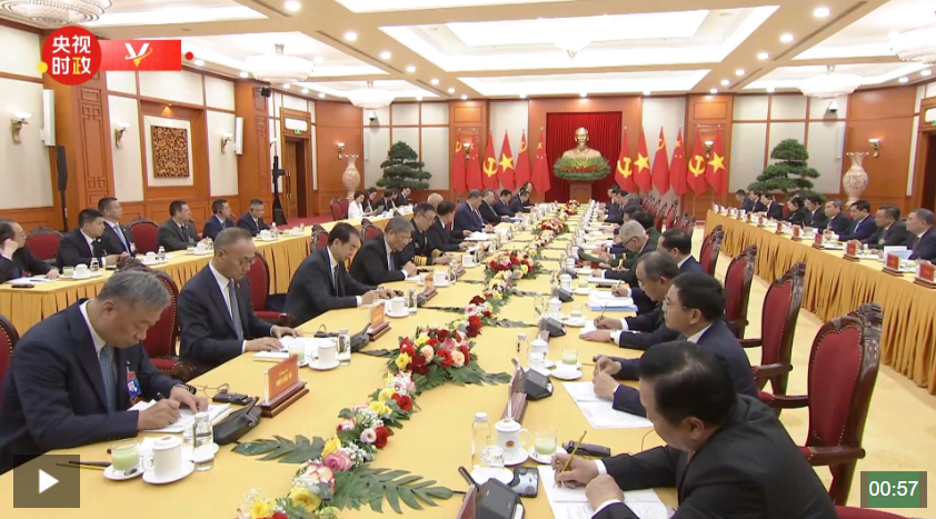 习近平会见越南总理范明政