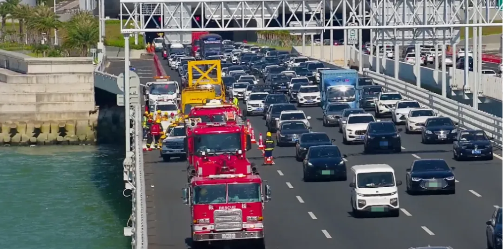 在深中通道,这三位司机的行为被拍下了!