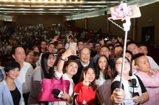 缅怀!杨振宁与广东的不解之缘