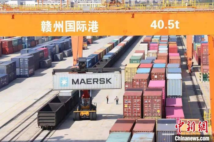 自2016年5月建成并投入使用以来，赣州国际港已相继打通了沿边四大国门和沿海港口群，常态化开行19条中欧(亚)班列、4条铁海联运班列和19条内贸班列线路，运行线路辐射全球50%以上面积。　李心柯 摄