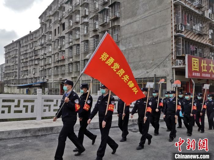 图为“郑勇党员先锋队” 龚轩 摄