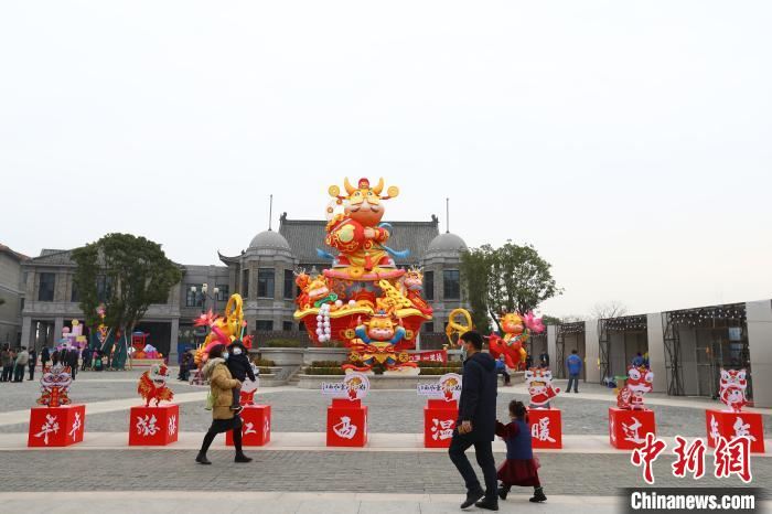 图为游客在南昌市原城纪景区参观。　刘占昆 摄