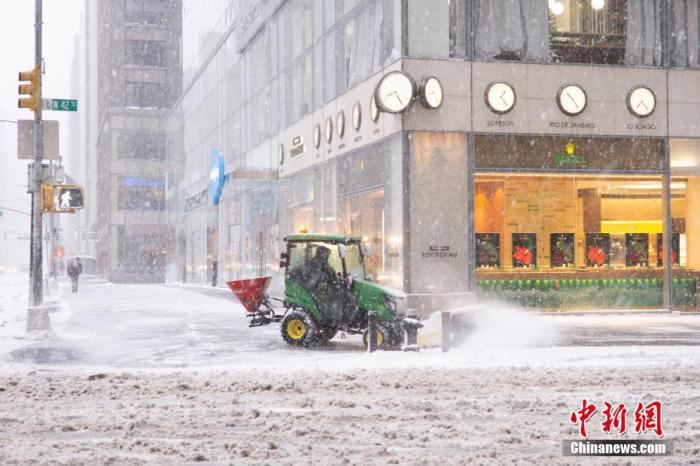 冬季风暴来袭 纽约市迎强降雪