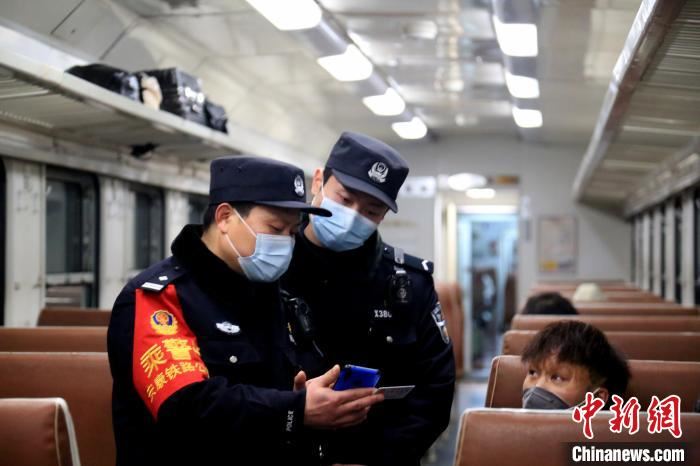 乘警李章龙教“徒弟”如何排查旅客乘车信息。　郝黎俊 摄