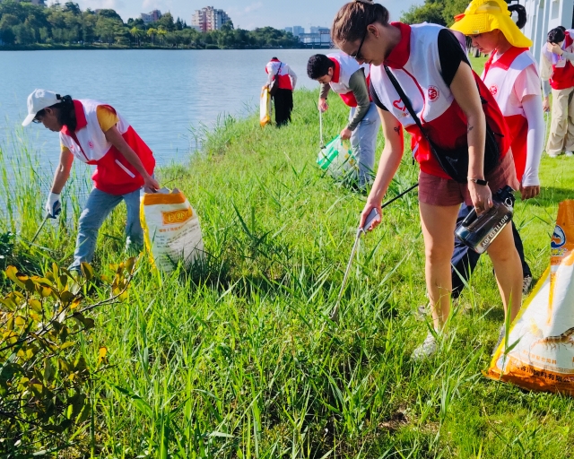 Int'l community volunteers brave typhoon aftermath for cleanup effort on World Cleanup Day in Guangzhou