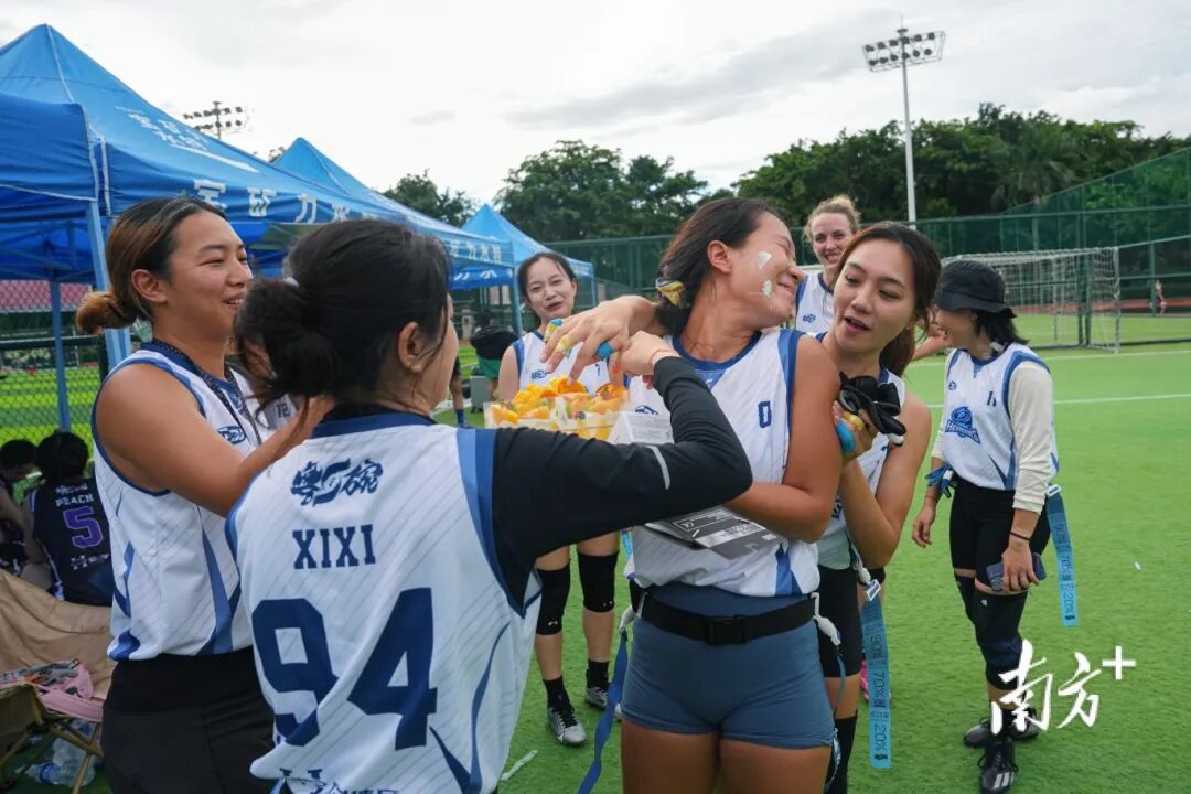 白天打工,晚上打球!这群女生太飒了